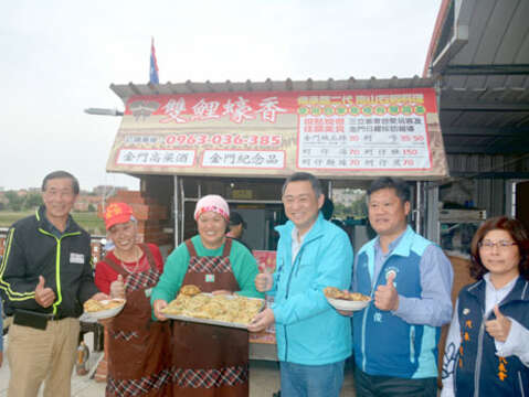 杨县长、杨乡长等人推荐在地商家的蚵嗲、蚵仔煎、蚵仔面线的特色美食。 （许加泰摄）