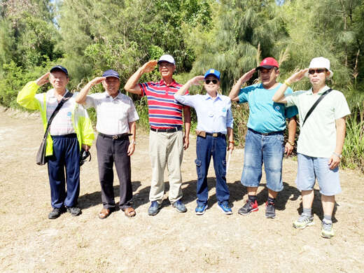 53年前在大膽島當兵的老兵詹前成(右3)重回金門,回憶當兵往事。 (陳冠霖攝)