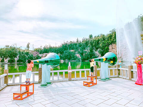 金湖鎮南石滬公園「喊泉」設施，7月1日啟用後，短短幾天已超過1,200人次前往參與體驗。（金湖鎮公所提供）