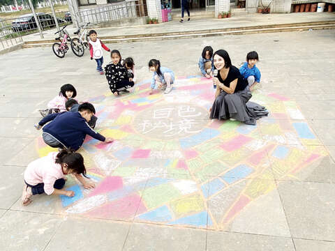 白色秘境单车海洋艺术季，昨日在烈屿图书馆前广场举办彩绘活动，艺术家带领卓环国小小朋友创作彩绘。（许加泰摄）
