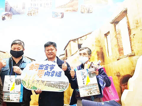金宁乡乡长杨忠俊超前部署为明年石蚵小麦文化季活动热身。（观光处提供）