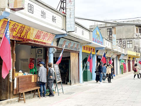 县府协调各创意小店进驻金沙阳翟大街，用心营造动人的年节氛围，希望吸引游客共度跨年夜的精彩。