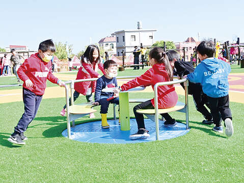 烈屿乡后麟儿童游憩区启用以来，吸引许多家长带着小朋友体验各项游乐设施。（许加泰摄）