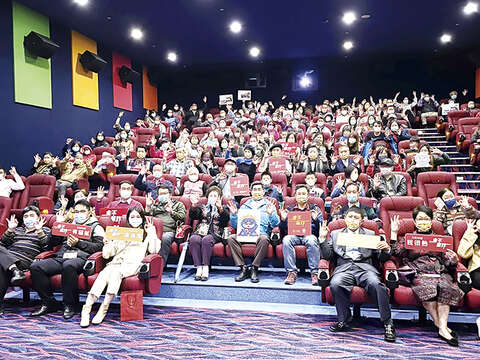 过年贺岁电影《金不厌诈》在金门举办特映会。