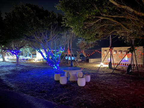 烈嶼鄉東林海濱公園燈飾於每晚6點開始點燈，絢麗點亮整個海岸，圖為海濱公園燈飾。（許加泰攝）