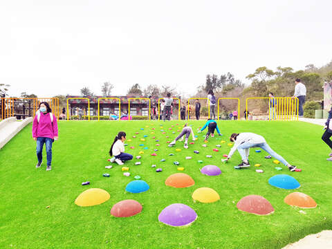 農曆春節連續假期，烈嶼鄉后麟兒童遊憩區，共融遊戲場融合的綠地遊憩設施，譜出親子歡樂的溫馨畫面。 （許加泰攝）