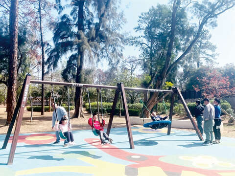 金管處在中山林園區打造一處兒童遊憩設施，深獲親子族群喜愛：體驗平衡橋、木頭攀爬組等設施。（許加泰攝）