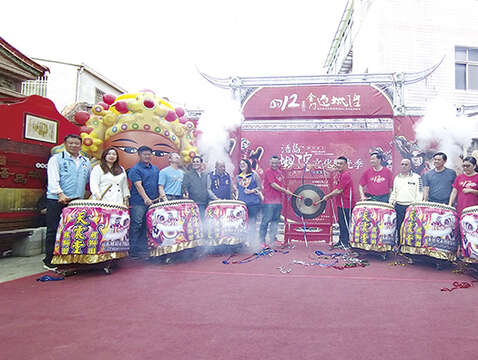 由縣長楊鎮浯、金城鎮長李誠智等人一同鳴響銅鑼，象徵2021浯島城隍文化季正式啟動。