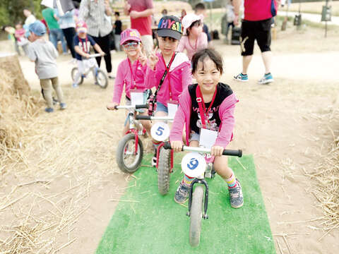 金寧鄉2021石蚵小麥文化季系列活動—滑步車體驗最後再加碼100名，歡迎現場報名參加。 （金寧鄉公所提供）