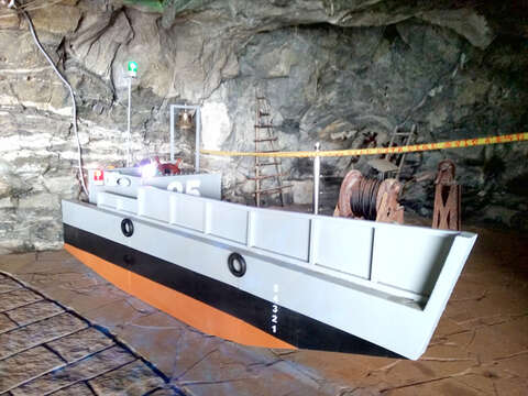 九宫坑道新设拍照设施，以「LCM登陆艇」造型呈现，吸引游客游憩体验与拍照。（金管处提供）