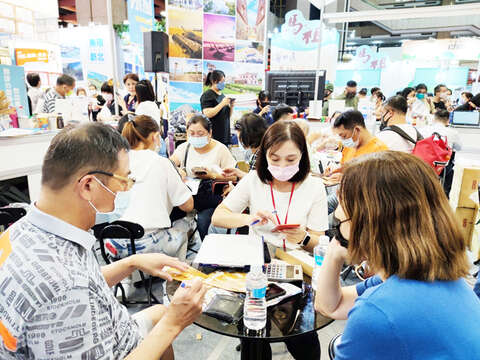 台北旅展金门展位现场买气强强滚，成交量较去年同旅展增加1.5倍。（县府观光处提供）