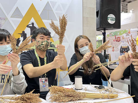 「ITF台北國際旅展」高粱掃帚DIY活動，民眾表示「在台灣沒有看過高粱，第一次手編高粱掃帚感覺很特別，很開心能體驗。（觀光處提供）