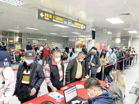 金门旅游振兴券昨加开机场柜台，首日逾600人领取。（观光处提供）