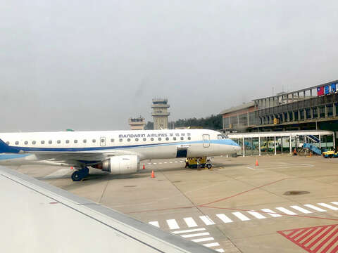 華信航空高雄-金門航線111年1月27日首航機位今（16）日上午9時開賣。（本報資料照片／翁維智攝）