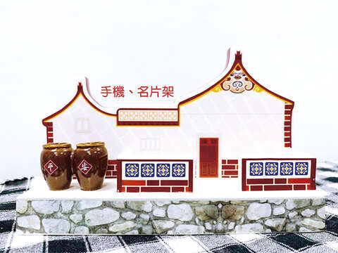 陶瓷厂先前推出的闽南古厝名片架。（陶瓷厂提供）
