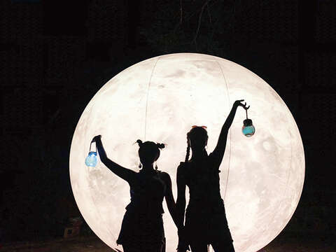 2022金門星光節8月1日在金湖西洪營區登場，〈金星女神〉作品融入夢想與憧憬，創造出滿滿的感動。（縣府觀光處提供）