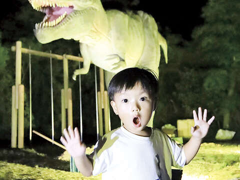栩栩如生的恐龍讓小朋友覺得驚奇又好玩。（縣府觀光處提供）