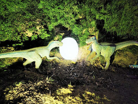金門星光節以恐龍為主題，打造奇幻世界。（許峻魁攝）