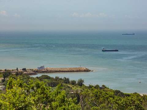 即時影像攝影機建置於134高地制高點，可遠眺大船入港及料羅與新湖漁港周邊海域浪況。