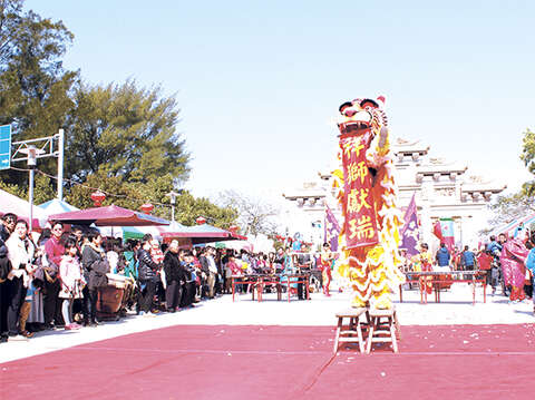 往年春节，水试所在天后宫举办「浯岛妈祖平安盐祭」，吸引人潮参与。