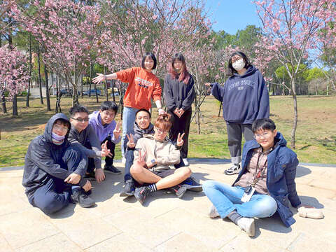 学生们打卡拍照，把握难得的赏樱季节。（金门大学提供）