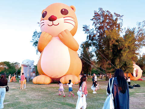 金門縣政府以觀光IP「阿特」、縣鳥「戴勝」及代表信仰守護的「風獅爺」為主軸所打造的巨型氣偶展，11月將跨海登上全台矚目的「新北歡樂耶誕城」活動現場。（縣府提供）