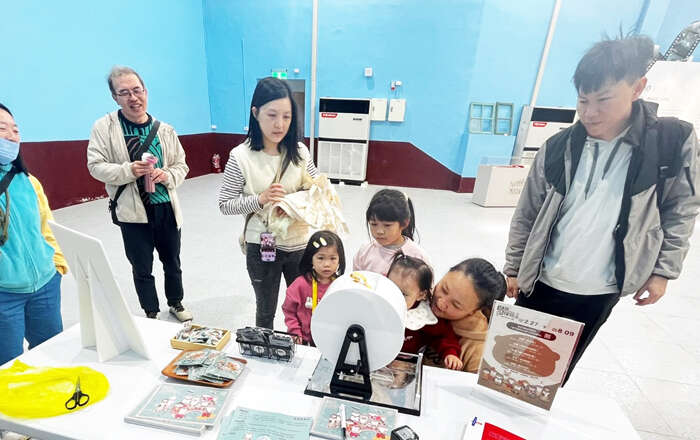 「水獺阿特快閃」互動體驗，3─6月週六於金沙戲院領卡集章，集滿2章即可抽好禮。（縣府提供）