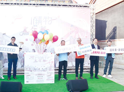 「2026金門購物嘉年華」主檔期活動於後浦十六藝文特區熱鬧登場,吸引大批民眾攜家帶眷前往參與。(莊煥寧攝)