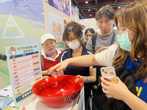 現場帶來最傳統的民俗活動「博狀元餅」體驗,骰子聲與歡笑聲不斷,打響秋季旅遊市場