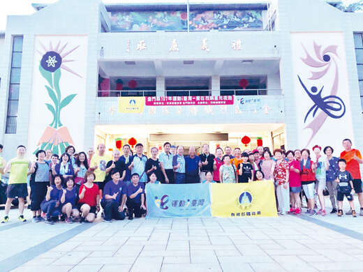 烈屿乡体育会昨晚办理2018「爱在烈屿」乐活星光嘉年华,大夥运动健身,也欣赏近在咫尺的金厦美丽夜景。