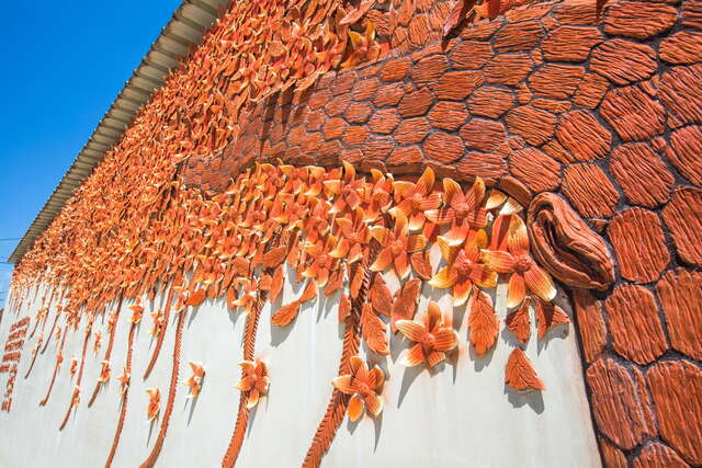 以傳統磚土窯燒製成的花磚牆