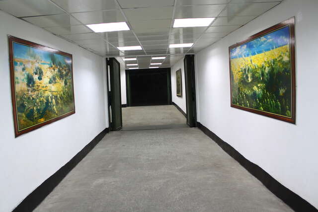擎天厅回廊战争油画展示