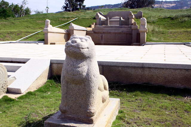 黃偉墓園的虎型石雕
