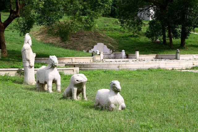 邱良功墓園的石雕群