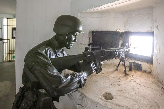 位於機槍射口的士兵雕像