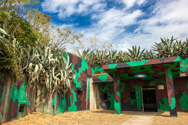 由綠與咖啡迷彩色組成的的安東一營區