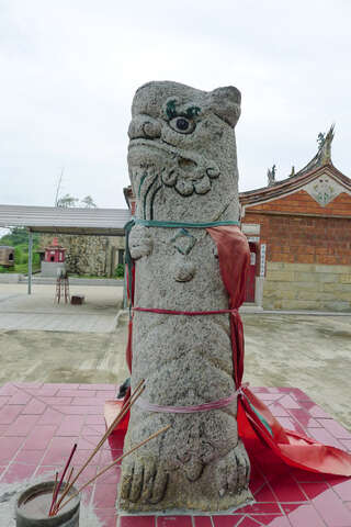 塘頭風獅爺，位於該村金蓮寺左前側水池邊