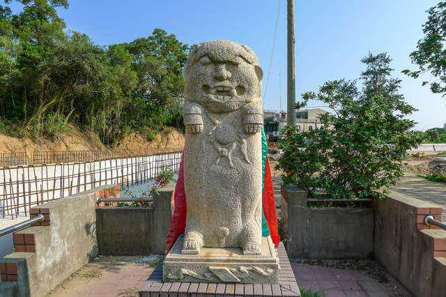 山外风狮爷(148公分；石雕、立姿雌狮)