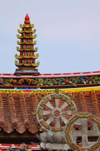 象山金刚寺 屋顶上各种佛教法器式样