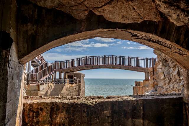 坑道內望向木棧道