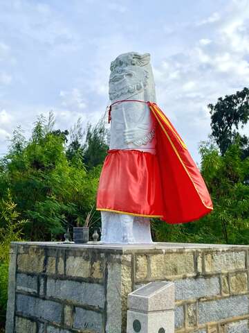 官澳风狮爷(228公分，石雕、立姿雄狮)