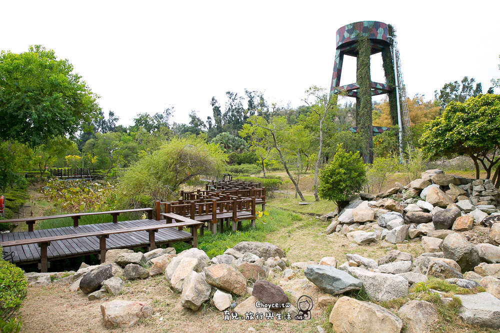 瞭望台上爬滿藤蔓，也象徵著新時代來臨，但舊時代不能被忘記