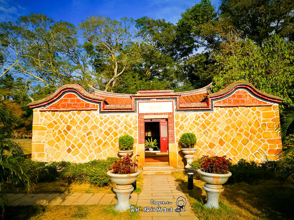 在傳統閩式建築襯托下，榕園裡的榕樹更是綠意盎然