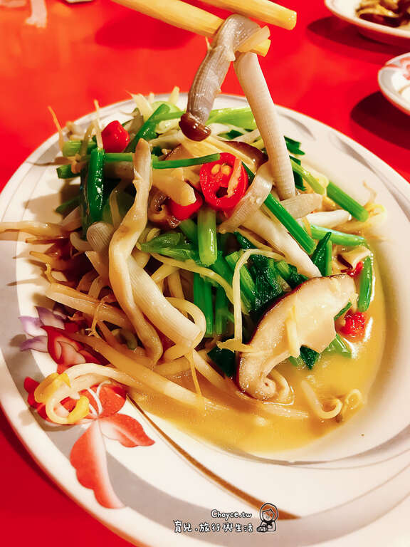 當年物資缺乏，海邊出沒的沙蟲，鱟，石蚵等，就成為金門人的餐桌常客