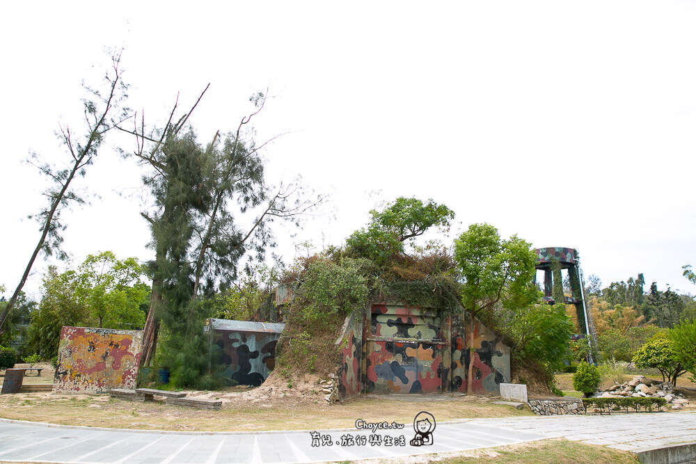 從高空降落時，肉眼還真難以分辨山丘土堆與樹林裡是否藏有軍事基地呢