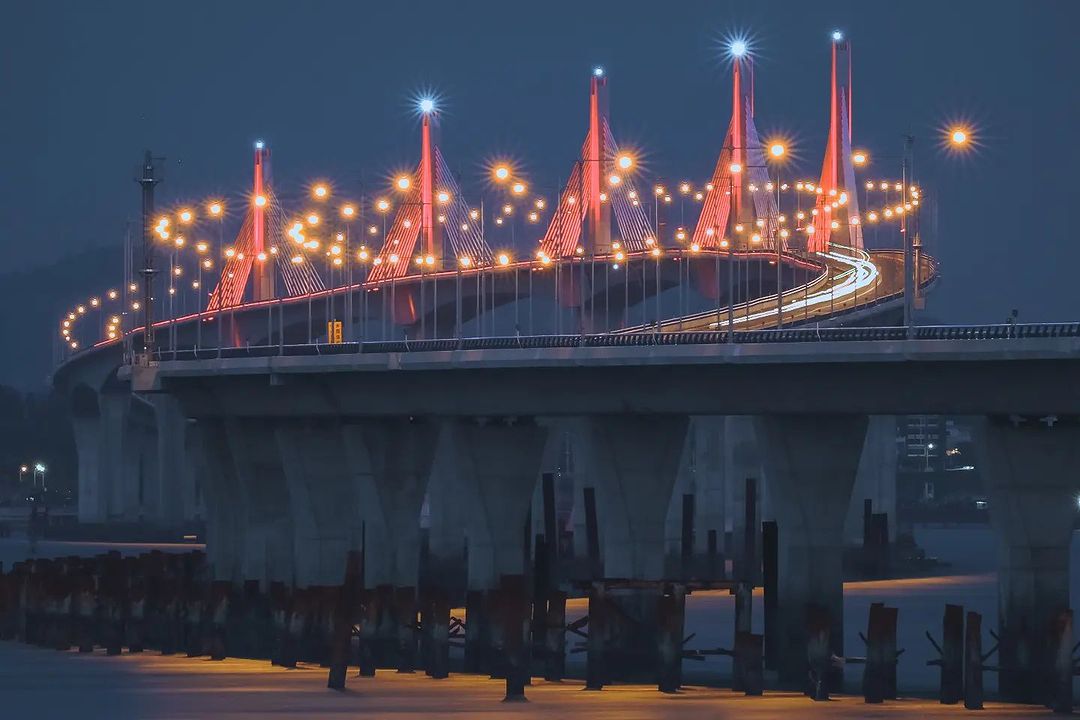 金門大橋
從烈嶼防雷區公園的視角望向大橋，可以看見蜿蜒的橋景，夜間點燈時，猶如一座閃閃發亮的巨型皇冠，吸引許多攝影師專程前來捕捉。...