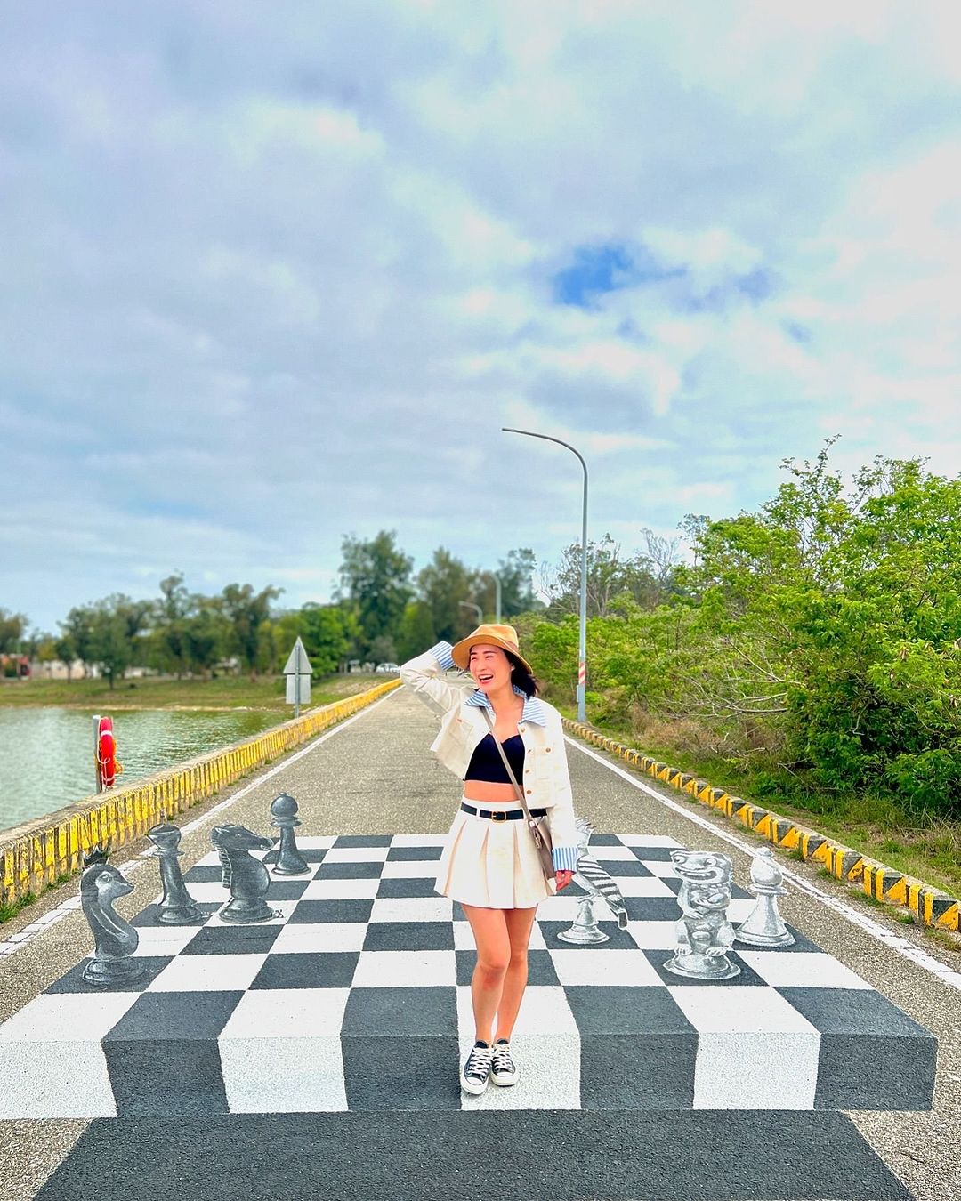 太湖
位在太湖旁有一系列的漂浮彩繪，其中一項作品是漂浮西洋棋盤，旅人站立在棋盤上可化身為一顆西洋棋，拍出逗趣的打卡照～
-
感謝 ...