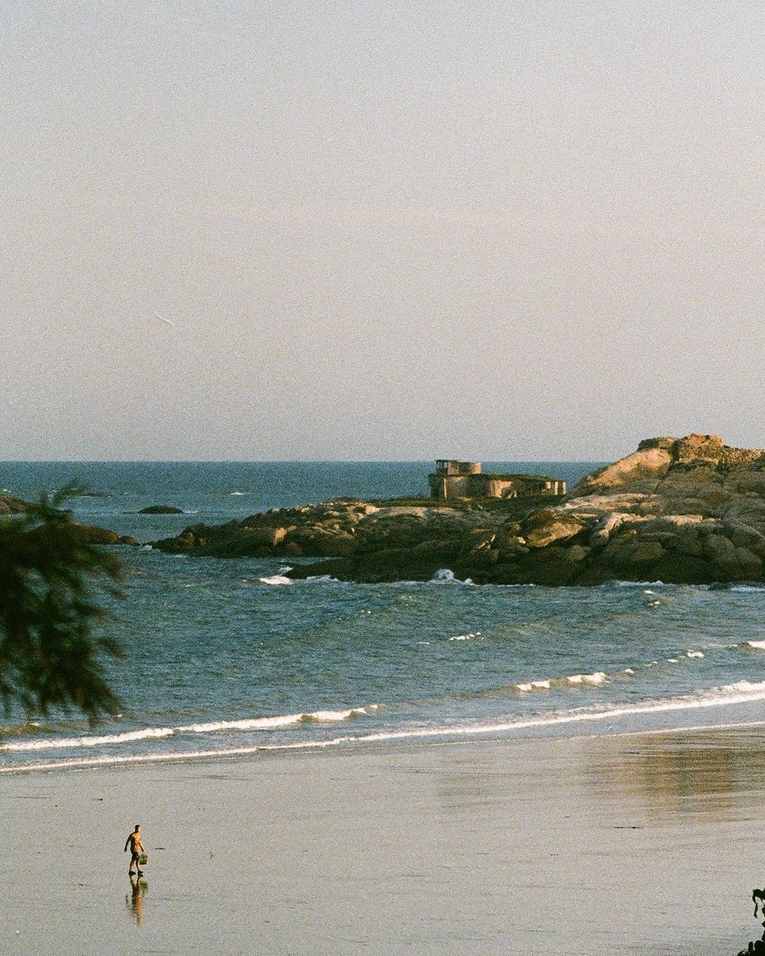 咕力岸
位於熱門景點「峰上巡檢司」旁，有一處潔淨且優美的海灘，名為咕力岸，這裡是欣賞日出的好點位，也是金門夏季盡情戲水踏浪的美麗沙...
