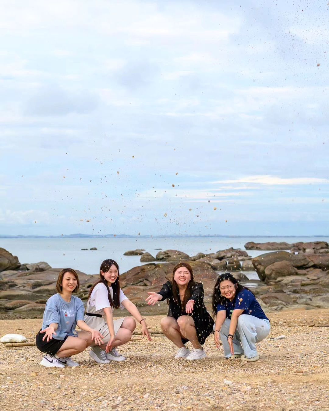 山后海灘
抓住夏天的尾巴，相約到金門海灘戲水玩沙！

到山后不僅可去 #民俗文化村 朝聖優美的閩式建築，也推薦到附近的海灘秘境走走...