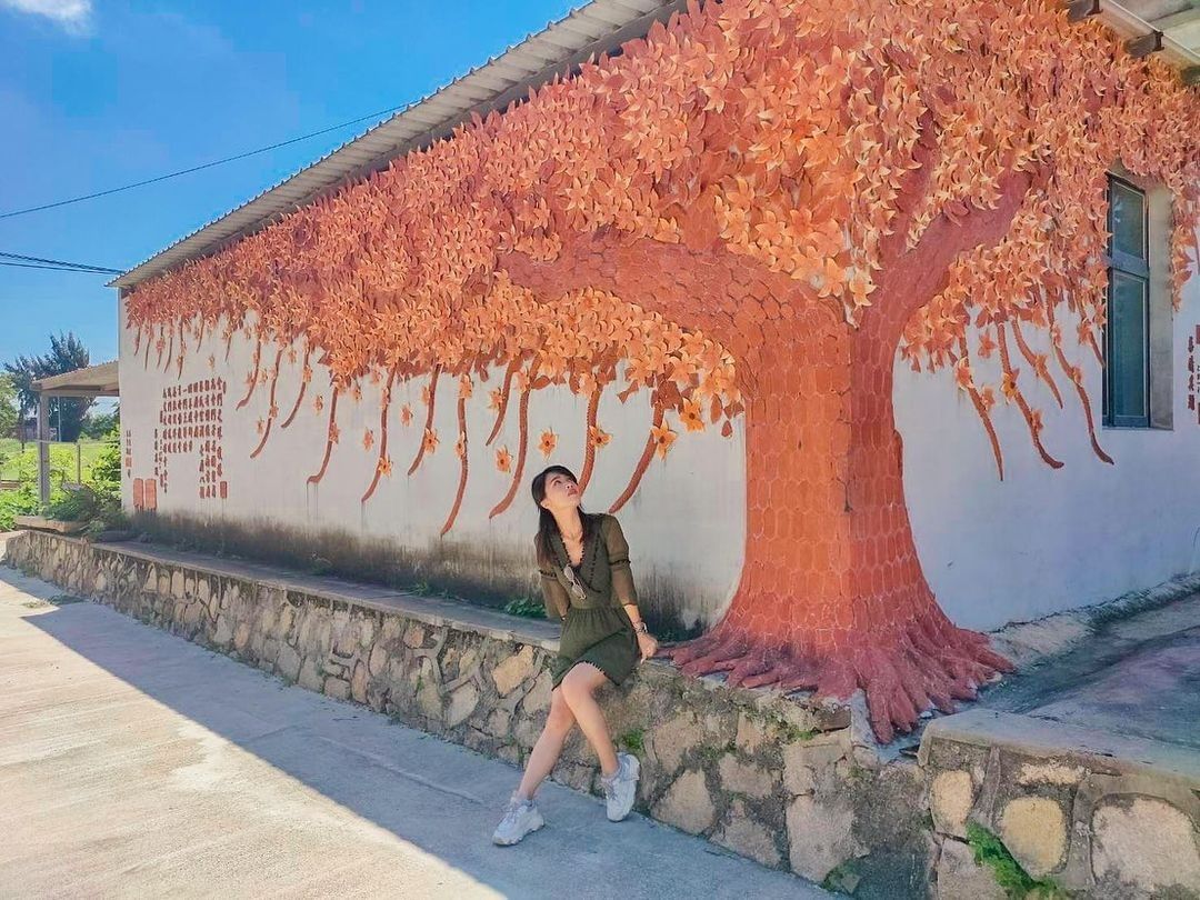 瓊林窯燒紅磚牆
位於瓊林的這面紅磚牆，透過夏季的陽光照射
顏色看起來更為鮮豔飽和，到樹下擺個優雅的POSE吧！
-
感謝 @che...